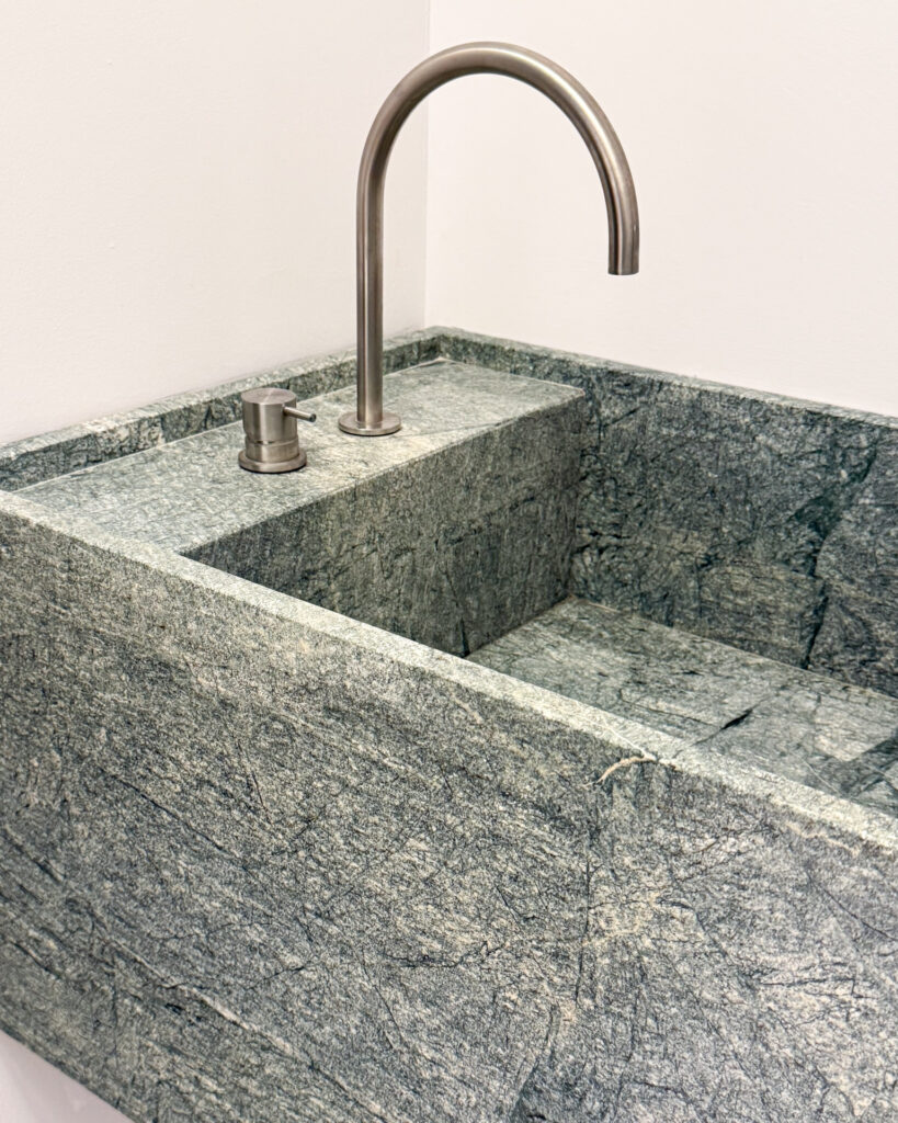 Lavabo piedra natural verde en Casa Vega