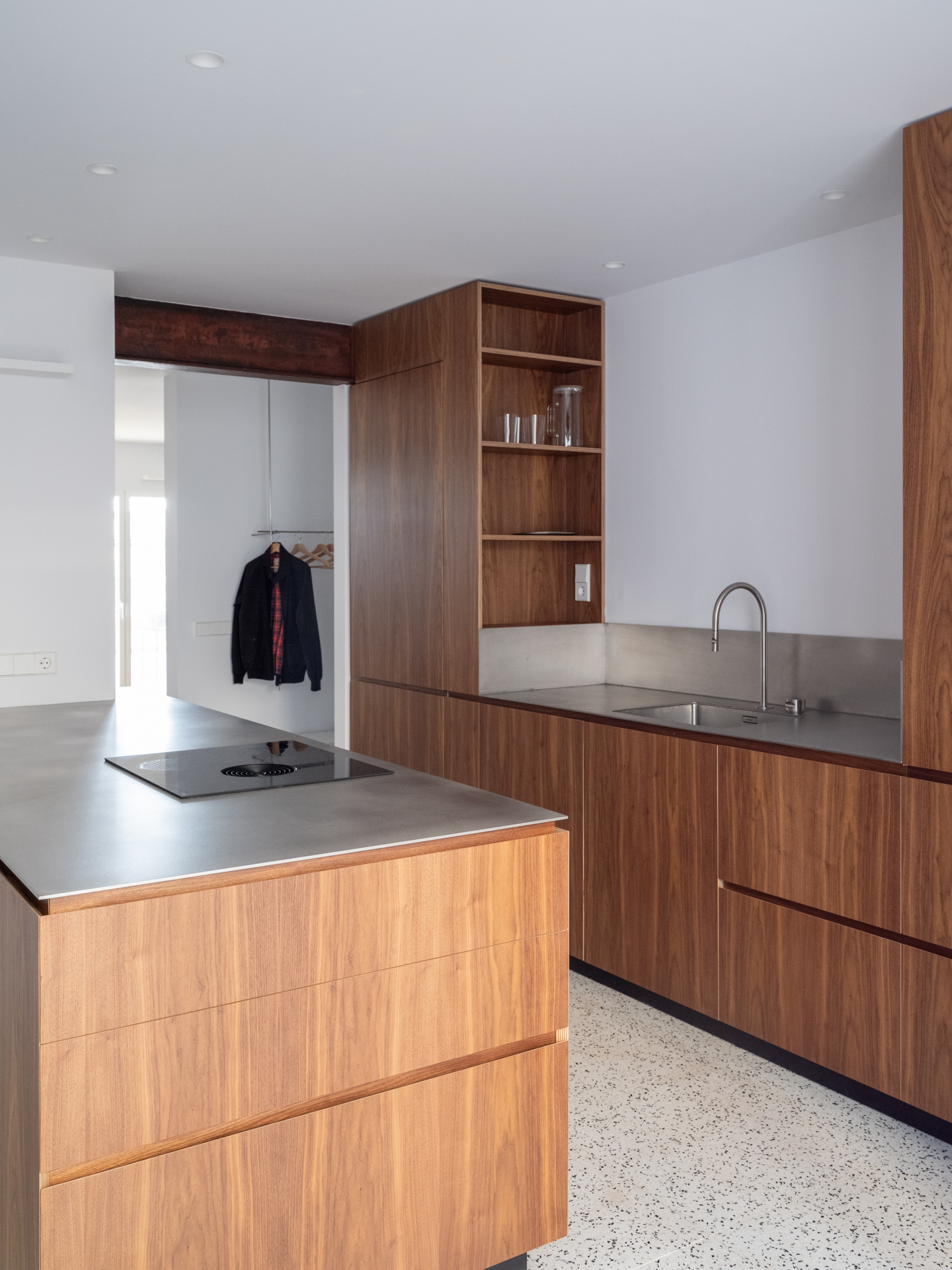 Cocina de Casa Vega con acabado en madera de nogal y encimera de acero inoxidable