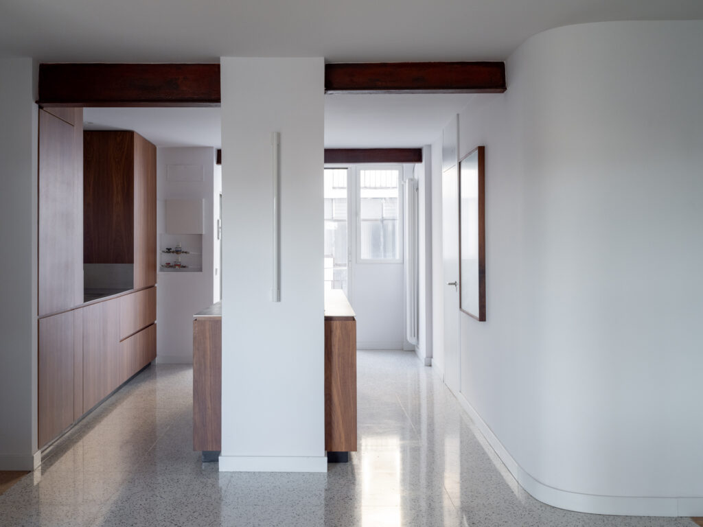 Cocina de Casa Vega con acabado en madera de nogal y encimera de acero inoxidable