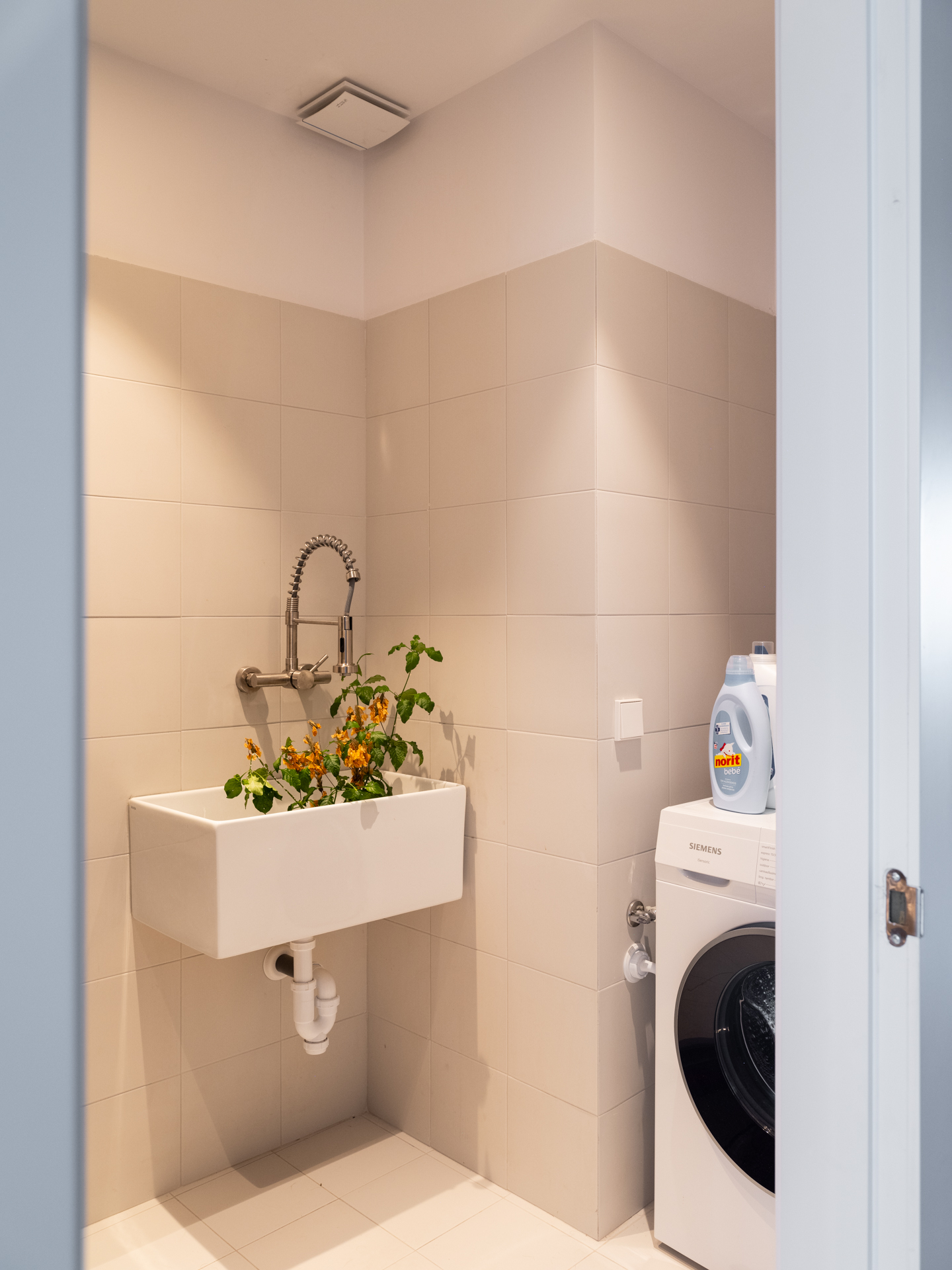 Lavadero de Casa Vega con espacio para fregar y almacenamiento de utensilios de limpieza