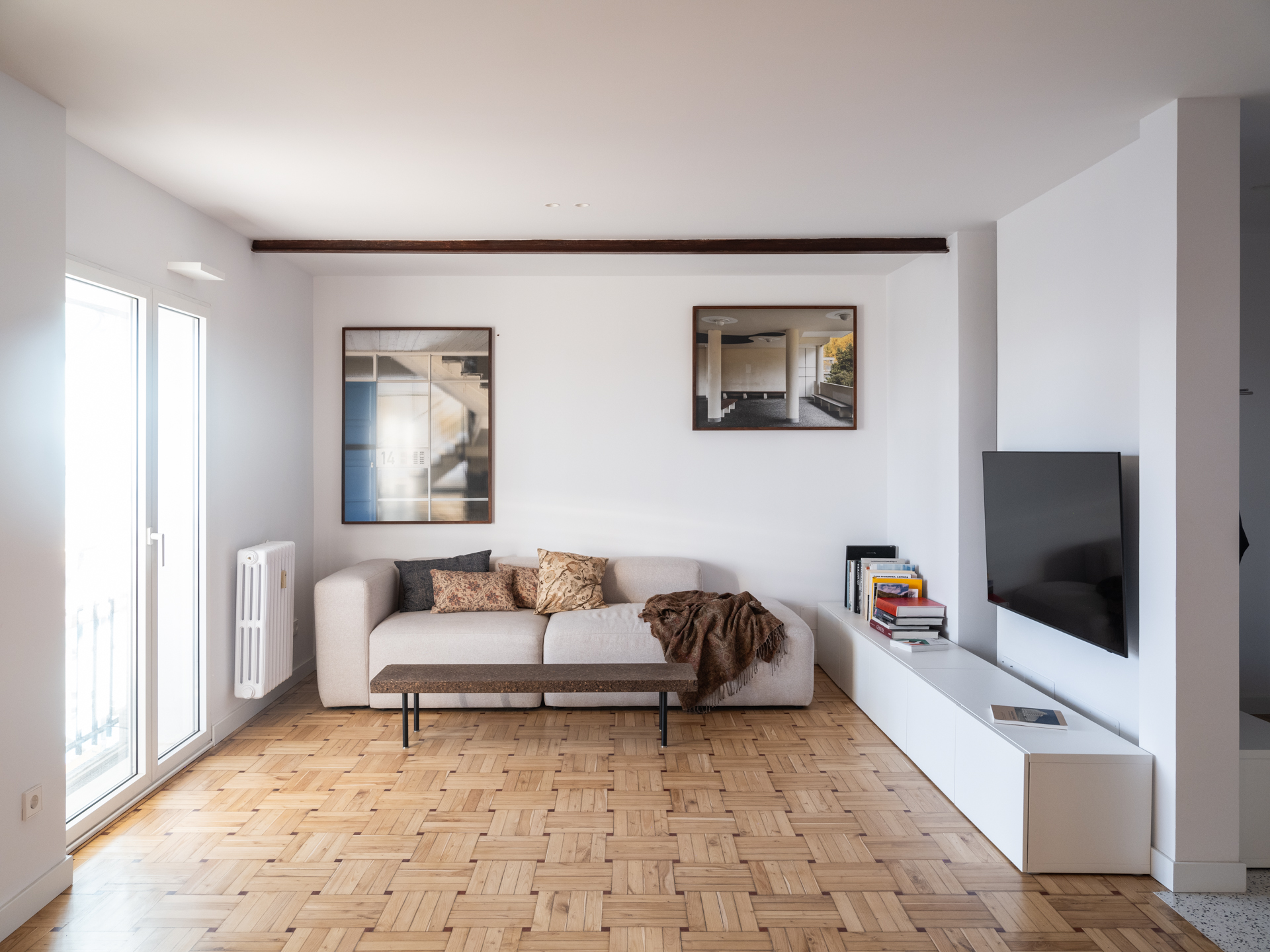 Salón de Casa Vega tras la reforma integral en Gijón