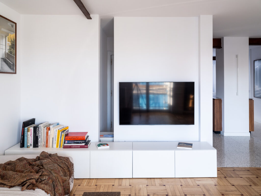 Salón de Casa Vega con tabique que integra la TV