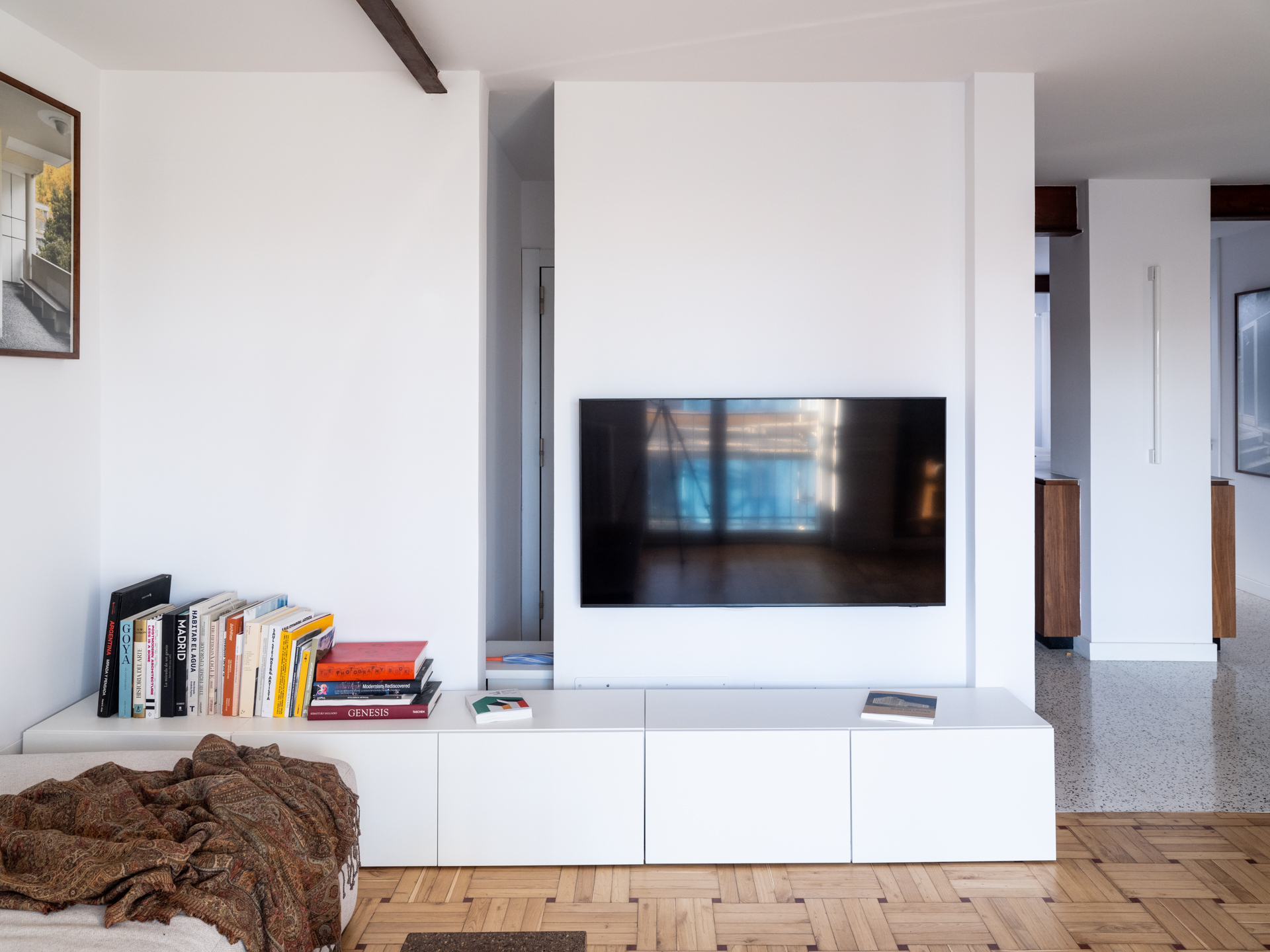 Salón de Casa Vega con tabique que integra la TV